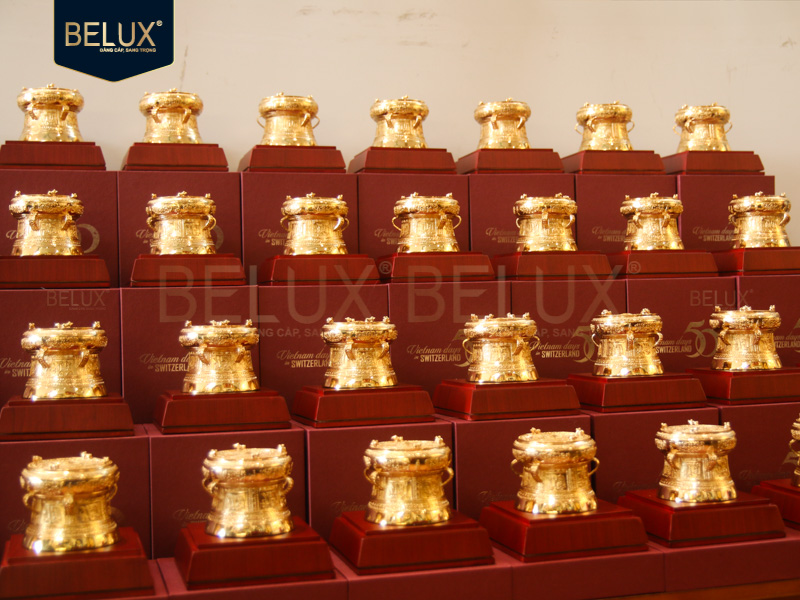 Lô 100 trống đồng D8 mạ vàng Việt Nam days in Switzerland theo yêu cầu